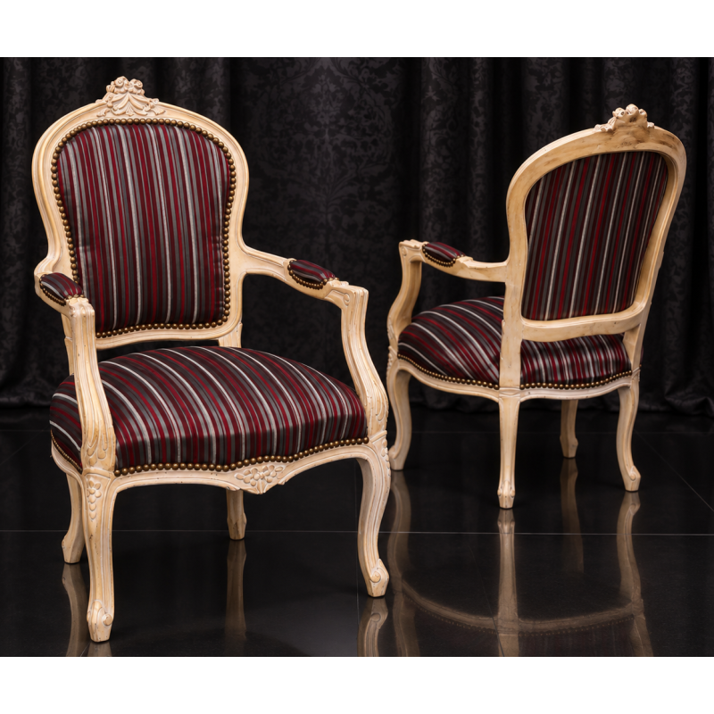 LOT 2 FAUTEUILS CABRIOLET - Bois doré patiné or blanc à la feuilleLes Meubles DOBOIS vous propose cette magnifique paire de fauteuils cabriolet de style Louis XV, disponible en stock et fabriquée dans nos ateliers selon des méthodes traditionnelles.Structure en hêtre 100% massif avec une finition à la feuille d’or patinée à l'ancienne. Garniture traditionnelle avec ressorts, crin et sangles, pour une assise confortable et durable.Ce modèle peut également être fabriqué sur commande avec un large choix de tissus : velours, lin, coton, simili cuir, cuir, ainsi que différentes finitions de bois.Livraison assurée par nos soins, avec protection individuelle des fauteuils dans des couvertures et mousses de calage pendant le transport.