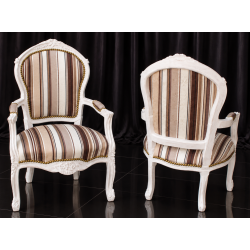 LOT 2 FAUTEUILS CABRIOLET - Bois cérusé blancLes Meubles DOBOIS vous propose ce lot de 2 fauteuils Cabriolet de style Louis XV, fabriqués dans nos ateliers en bois de hêtre massif cérusé blanc.Assise et dossier garnis à l'ancienne (crin, ressorts et sangles).Ce modèle peut également être fabriqué sur commande avec un large choix de tissus, velours, lin, coton, simili cuir ou cuir, ainsi que différentes finitions de bois.Livraison possible par nos soins, avec protection individuelle des fauteuils dans des couvertures et mousses de calage pendant le transport.