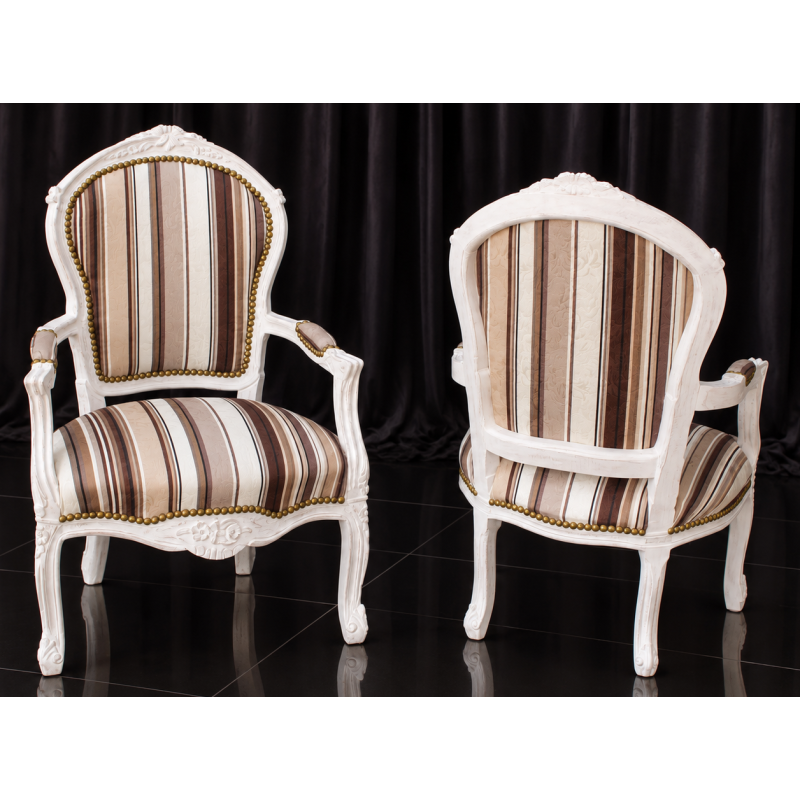 LOT 2 FAUTEUILS CABRIOLET - Bois cérusé blancLes Meubles DOBOIS vous propose ce lot de 2 fauteuils Cabriolet de style Louis XV, fabriqués dans nos ateliers en bois de hêtre massif cérusé blanc.Assise et dossier garnis à l'ancienne (crin, ressorts et sangles).Ce modèle peut également être fabriqué sur commande avec un large choix de tissus, velours, lin, coton, simili cuir ou cuir, ainsi que différentes finitions de bois.Livraison possible par nos soins, avec protection individuelle des fauteuils dans des couvertures et mousses de calage pendant le transport.