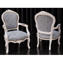 LOT 2 FAUTEUILS CABRIOLET - Bois cérusé blancLes Meubles DOBOIS vous propose ce lot de 2 fauteuils Cabriolet de style Louis XV, fabriqués dans nos ateliers en bois de hêtre massif cérusé blanc.Assise et dossier garnis à l'ancienne (crin, ressorts et sangles).Ce modèle peut également être fabriqué sur commande avec un large choix de tissus, velours, lin, coton, simili cuir ou cuir, ainsi que différentes finitions de bois.Livraison possible par nos soins, avec protection individuelle des fauteuils dans des couvertures et mousses de calage pendant le transport.