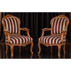 LOT 2 FAUTEUILS CABRIOLET - Bois chêne moyenLes Meubles DOBOIS vous propose cette paire de 2 fauteuils Cabriolet de style Louis XV, fabriqués dans nos ateliers en bois de hêtre 100% massif.Finition vernis chêne moyen.Assise de 45 cm de hauteur avec garniture traditionnelle réalisée à l’ancienne : crin, ressorts et sangles.Ce modèle peut également être fabriqué sur commande avec un large choix de tissus : velours, lin, coton, simili cuir ou cuir, ainsi que différentes finitions de bois.Livraison possible par nos soins, avec protection individuelle des fauteuils dans des couvertures et mousses de calage pendant le transport.