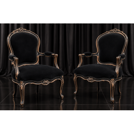 LOT 2 FAUTEUILS CABRIOLET - Bois vernis noir poncé brutLes Meubles DOBOIS vous propose une paire de fauteuil cabriolet de style Louis XVI, disponible en stock et fabriquée dans nos ateliers selon des méthodes traditionnelles.Structure en hêtre 100% massif avec une finition vernis noir et poncé à la main sur les reliefs pour faire apparaître le bois brut en dessous. Garniture traditionnelle avec ressorts, crin et sangles, pour une assise confortable et durable.Ce modèle peut également être fabriqué sur commande avec un large choix de tissus : velours, lin, coton, simili cuir, cuir, ainsi que différentes finitions de bois.Livraison assurée par nos soins, avec protection individuelle des fauteuils dans des couvertures et mousses de calage pendant le transport.