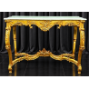 CONSOLE STYLE BAROQUE - FEUILLE D'OR - MARBRE Blanc - 115cmMagnifique Console Baroque en bois de hêtre massif patiné à la feuille feuille d'or. Fabrication dans nos atelier en bois de hêtre 100% massif, sculpté à la main, chaque pièce est donc unique. Plateau en Marbre blanc.Possibilité de fabrication sur mesure avec choix des dimensions, de la forme, du modèle et des finitions : bois laqué, vernis ou marqueterie. Consultez notre catalogue pour découvrir toutes les options disponibles.