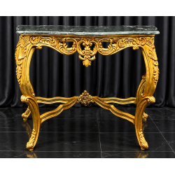 CONSOLE BAROQUE DORÉE À LA FEUILLE D’OR - MARBRE NOIR - 110 CM - PRIX PROMO -20%Magnifique console de style baroque en hêtre 100 % massif, sculptée à la main dans nos ateliers et patinée à la feuille d’or. Son entretoise sculptée complète harmonieusement sa silhouette. Le plateau en marbre noir contraste avec la dorure et met en valeur le travail des sculptures. Chaque pièce est unique.Largeur : 110 cm. Modèle disponible en stock. Promotion de 20 % : 1 056 € au lieu de 1 320 €.Fabrication sur mesure possible avec choix des dimensions, de la forme, du modèle et des finitions : bois laqué, vernis ou marqueterie. Consultez notre catalogue pour découvrir les options disponibles.Livraison possible par nos soins, protégée par couvertures et mousses, partout en France et en Europe continentale sur devis. En France, le tarif de livraison est identique partout, quelle que soit la distance à parcourir et quel que soit le volume de la commande.
