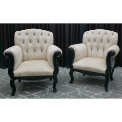 LOT DE 4 FAUTEUILS STYLE LOUIS XV DE SALLE D'ATTENTE - DESTOCKAGE -50%Les Meubles DOBOIS vous propose ce lot de 4 fauteuils Bergères de Style Louis XV spécialement adaptés aux salles d’attente, chambres, bureaux ou petits espaces.Ces fauteuils sont volontairement plus compacts qu’un fauteuil de salon traditionnel afin de permettre un véritable gain de place tout en conservant le confort et l’esthétique d’une Bergère de style. Pas adapté aux personne forte de plus de 115kg ou de plus d'1m80.Structure en hêtre massif.  Garniture traditionnelle avec sangles et crin.Produit proposé avec une remise exceptionnelle de 50 %.Attention :  Produit en déstockage non livrable, enlèvement directement dans nos locaux à Buzançais (36500), dans l’Indre. Une livraison peut toutefois être organisée si ces fauteuils sont achetés dans la même commande que d’autres produits non soldés et non déclassés.