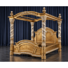 Lit à Baldaquin Italien Style Baroque 160x200 - Bois Doré à la Feuille - Les Meubles DOBOISLit à baldaquin italien de style baroque, un modèle spectaculaire inspiré du mobilier des palais et demeures anciennes.Entièrement personnalisable, ce lit à baldaquin peut être fabriqué selon vos envies : dimensions, tissu, finition du bois, capitonnage, couleurs et nombreuses options. Plus de 800 choix de tissus, matières, teintes et finitions sont disponibles pour créer un lit unique adapté à votre décoration.Nos lits baldaquin sont fabriqués en hêtre 100% massif, avec des sculptures réalisées à la main au ciseau à bois. Plusieurs finitions sont proposées : bois naturel, vernis, cérusé blanc ou noir, laqué blanc, gris ou noir, feuille d'or patinée, finition or riche ou autres finitions sur demande.Disponible en largeur intérieur 160, 180 et 200cm. D'autres dimensions peuvent être étudiées pour une fabrication sur mesure.Retrouvez toutes nos finitions de bois, tissus et options dans la rubrique CATALOGUE FINITIONS sur www.dobois.comLivraison assurée directement par Les Meubles DOBOIS, avec protection par couvertures épaisses et mousse de calage, sans transporteur classique.