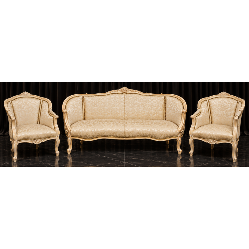 Salon Marquise Style Louis XV - Canapé 3 places 210cm et 2 Fauteuils - Bois patine or blanc et tissus crème et orCanapé Marquise Style Louis XV et 2 Fauteuils en Gondole Style Louis XV.Fabrication haut de gamme avec une structure en bois de hêtre massif, sculptée à la main, puis patinée à la feuille d'or, légèrement blanchie et légèrement patinée. Cette patine est une exclusivité des MEUBLES DOBOIS. La garniture est en crin végétal, ressorts et sangles. Le tissu est un satiné crème avec des broderies dorées.Prix :- 2 079.00€ le canapé en 3 place 210cm (9€ le cm en largeur +10% pour la feuille d'or)- 987.80€ le lot de 2 Fauteuils Cabriolet en Gondole de Style Louis XV (449€ le fauteuil +10% pour la feuille d'or)Options :- 60€ le coussin d'assise 65x55- 45€ le coussin de dossier 45x45