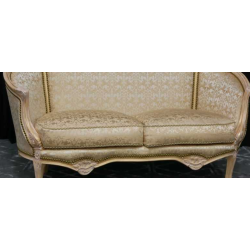 Salon Marquise Style Louis XV - Canapé 3 places 210cm et 2 Fauteuils - Bois patine or blanc et tissus crème et orCanapé Marquise Style Louis XV et 2 Fauteuils en Gondole Style Louis XV.Fabrication haut de gamme avec une structure en bois de hêtre massif, sculptée à la main, puis patinée à la feuille d'or, légèrement blanchie et légèrement patinée. Cette patine est une exclusivité des MEUBLES DOBOIS. La garniture est en crin végétal, ressorts et sangles. Le tissu est un satiné crème avec des broderies dorées.Prix :- 2 079.00€ le canapé en 3 place 210cm (9€ le cm en largeur +10% pour la feuille d'or)- 987.80€ le lot de 2 Fauteuils Cabriolet en Gondole de Style Louis XV (449€ le fauteuil +10% pour la feuille d'or)Options :- 60€ le coussin d'assise 65x55- 45€ le coussin de dossier 45x45