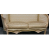 Canapé Marquise Style Louis XV - 190cm - Bois or blanc et tissus crème et or - Canapé BaroqueCanapé Marquise Style Louis XV - Largeur 190cm - Sur commandeFabrication haut de gamme avec une structure en bois de hêtre massif, sculptée à la main, puis patinée à la feuille d'or, légèrement blanchie et légèrement patinée. Cette patine est une exclusivité des MEUBLES DOBOIS. La garniture est en crin végétal, ressorts et sangles. Le tissu est un satiné crème avec des broderies dorées.Prix :- 9€ le cm en largeur +10% pour la feuille d'orOptions :- 60€ le coussin d'assise 65x55- 45€ le coussin de dossier 45x45