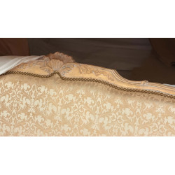 Canapé Marquise Style Louis XV - 225cm - Bois or blanc et tissus crème et or - Canapé BaroqueCanapé Marquise Style Louis XV - Largeur 225cm - Sur commandeFabrication haut de gamme avec une structure en bois de hêtre massif, sculptée à la main, puis patinée à la feuille d'or, légèrement blanchie et légèrement patinée. Cette patine est une exclusivité des MEUBLES DOBOIS. La garniture est en crin végétal, ressorts et sangles. Le tissu est un satiné crème avec des broderies dorées.Prix :- 9€ le cm en largeur +10% pour la feuille d'orOptions :- 60€ le coussin d'assise 65x55- 45€ le coussin de dossier 45x45