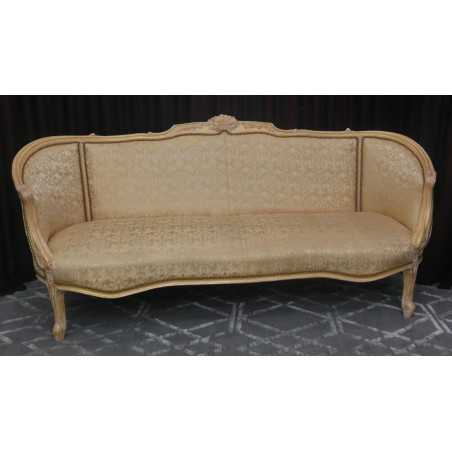 Canapé Marquise Style Louis XV - 225cm - Bois or blanc et tissus crème et or - Canapé BaroqueCanapé Marquise Style Louis XV - Largeur 225cm - Sur commandeFabrication haut de gamme avec une structure en bois de hêtre massif, sculptée à la main, puis patinée à la feuille d'or, légèrement blanchie et légèrement patinée. Cette patine est une exclusivité des MEUBLES DOBOIS. La garniture est en crin végétal, ressorts et sangles. Le tissu est un satiné crème avec des broderies dorées.Prix :- 9€ le cm en largeur +10% pour la feuille d'orOptions :- 60€ le coussin d'assise 65x55- 45€ le coussin de dossier 45x45