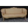 Canapé Marquise Style Louis XV - 225cm - Bois or blanc et tissus crème et or - Canapé BaroqueCanapé Marquise Style Louis XV - Largeur 225cm - Sur commandeFabrication haut de gamme avec une structure en bois de hêtre massif, sculptée à la main, puis patinée à la feuille d'or, légèrement blanchie et légèrement patinée. Cette patine est une exclusivité des MEUBLES DOBOIS. La garniture est en crin végétal, ressorts et sangles. Le tissu est un satiné crème avec des broderies dorées.Prix :- 9€ le cm en largeur +10% pour la feuille d'orOptions :- 60€ le coussin d'assise 65x55- 45€ le coussin de dossier 45x45