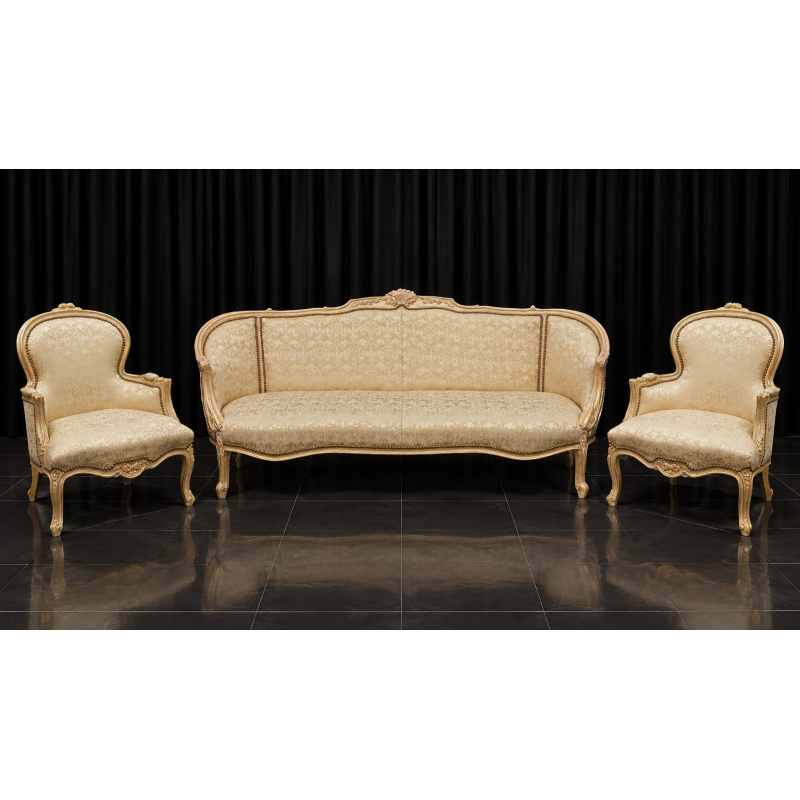Salon Marquise Style Louis XV - Canapé 3 places 210cm et 2 Fauteuils - Bois patine or blanc et tissus crème et orCanapé Marquise Style Louis XV et 2 Fauteuils en Gondole Style Louis XV.Fabrication haut de gamme avec une structure en bois de hêtre massif, sculptée à la main, puis patinée à la feuille d'or, légèrement blanchie et légèrement patinée. Cette patine est une exclusivité des MEUBLES DOBOIS. La garniture est en crin végétal, ressorts et sangles. Le tissu est un satiné crème avec des broderies dorées.Prix :- 2 079.00€ le canapé en 3 place 210cm (9€ le cm en largeur +10% pour la feuille d'or)- 987.80€ le lot de 2 Fauteuils Cabriolet en Gondole de Style Louis XV (449€ le fauteuil +10% pour la feuille d'or)Options :- 60€ le coussin d'assise 65x55- 45€ le coussin de dossier 45x45