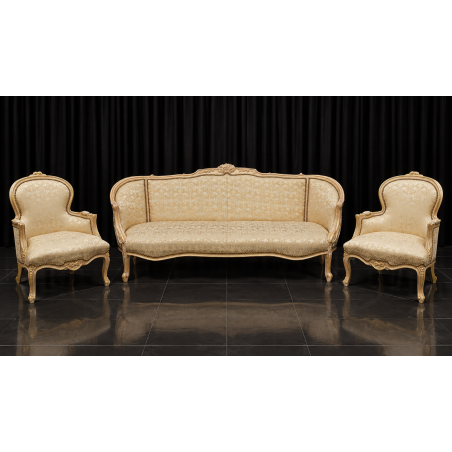 Salon Marquise Style Louis XV - Canapé 3 places 210cm et 2 Fauteuils - Bois patine or blanc et tissus crème et orCanapé Marquise Style Louis XV et 2 Fauteuils en Gondole Style Louis XV.Fabrication haut de gamme avec une structure en bois de hêtre massif, sculptée à la main, puis patinée à la feuille d'or, légèrement blanchie et légèrement patinée. Cette patine est une exclusivité des MEUBLES DOBOIS. La garniture est en crin végétal, ressorts et sangles. Le tissu est un satiné crème avec des broderies dorées.Prix :- 2 079.00€ le canapé en 3 place 210cm (9€ le cm en largeur +10% pour la feuille d'or)- 987.80€ le lot de 2 Fauteuils Cabriolet en Gondole de Style Louis XV (449€ le fauteuil +10% pour la feuille d'or)Options :- 60€ le coussin d'assise 65x55- 45€ le coussin de dossier 45x45