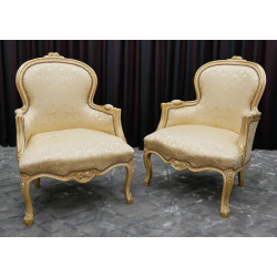 Salon Marquise Style Louis XV - Canapé 3 places 210cm et 2 Fauteuils - Bois patine or blanc et tissus crème et orCanapé Marquise Style Louis XV et 2 Fauteuils en Gondole Style Louis XV.Fabrication haut de gamme avec une structure en bois de hêtre massif, sculptée à la main, puis patinée à la feuille d'or, légèrement blanchie et légèrement patinée. Cette patine est une exclusivité des MEUBLES DOBOIS. La garniture est en crin végétal, ressorts et sangles. Le tissu est un satiné crème avec des broderies dorées.Prix :- 2 079.00€ le canapé en 3 place 210cm (9€ le cm en largeur +10% pour la feuille d'or)- 987.80€ le lot de 2 Fauteuils Cabriolet en Gondole de Style Louis XV (449€ le fauteuil +10% pour la feuille d'or)Options :- 60€ le coussin d'assise 65x55- 45€ le coussin de dossier 45x45