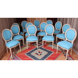 LOT 23 CHAISES MÉDAILLON MULTICOLORES EN STOCK - Bois doré et cérusé blanc - Simili cuir NON FEU M1 - PROMO -43%Lot de 23 chaises Médaillon Louis XVI multicolores réservé exclusivement aux professionnels.Prix promotionnel : 199€ TTC l’unité au lieu de 349€ TTC, soit 150€ de remise par chaise et environ 43% de réduction. Le prix normal comprend la chaise à 249€ TTC + l’option simili cuir NON FEU M1 à 100€ TTC.− Style : Louis XVI / Chaise Médaillon− Structure : hêtre 100% massif− Finition : feuille d’or patinée et cérusé blanc− Revêtement : simili cuir NON FEU M1 multicolore− Hauteur d’assise : 48/50 cm− Hauteur totale : 100/101 cm− Largeur d’assise : 48/50 cm− Quantité disponible : 23 chaises− Prix promotionnel : 199€ TTC− Prix normal : 349€ TTC− Remise : 150€ par chaise, soit environ 43%− Vente exclusivement aux professionnels− Vente aux particuliers non acceptée pour ce lot− Produit vendu sans garantie compte tenu de la remise exceptionnelle− Version renforcée disponible sur commande : 249€ TTC + 100€ TTC d’option simili cuir NON FEU M1, soit 349€ TTC l’unité− Commande minimum pour la version renforcée : 6 chaises