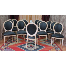 LOT 23 CHAISES MÉDAILLON MULTICOLORES EN STOCK - Bois doré et cérusé blanc - Simili cuir NON FEU M1 - PROMO -43%Lot de 23 chaises Médaillon Louis XVI multicolores réservé exclusivement aux professionnels.Prix promotionnel : 199€ TTC l’unité au lieu de 349€ TTC, soit 150€ de remise par chaise et environ 43% de réduction. Le prix normal comprend la chaise à 249€ TTC + l’option simili cuir NON FEU M1 à 100€ TTC.− Style : Louis XVI / Chaise Médaillon− Structure : hêtre 100% massif− Finition : feuille d’or patinée et cérusé blanc− Revêtement : simili cuir NON FEU M1 multicolore− Hauteur d’assise : 48/50 cm− Hauteur totale : 100/101 cm− Largeur d’assise : 48/50 cm− Quantité disponible : 23 chaises− Prix promotionnel : 199€ TTC− Prix normal : 349€ TTC− Remise : 150€ par chaise, soit environ 43%− Vente exclusivement aux professionnels− Vente aux particuliers non acceptée pour ce lot− Produit vendu sans garantie compte tenu de la remise exceptionnelle− Version renforcée disponible sur commande : 249€ TTC + 100€ TTC d’option simili cuir NON FEU M1, soit 349€ TTC l’unité− Commande minimum pour la version renforcée : 6 chaises