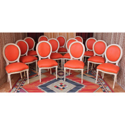 LOT 23 CHAISES MÉDAILLON MULTICOLORES EN STOCK - Bois doré et cérusé blanc - Simili cuir NON FEU M1 - PROMO -43%Lot de 23 chaises Médaillon Louis XVI multicolores réservé exclusivement aux professionnels.Prix promotionnel : 199€ TTC l’unité au lieu de 349€ TTC, soit 150€ de remise par chaise et environ 43% de réduction. Le prix normal comprend la chaise à 249€ TTC + l’option simili cuir NON FEU M1 à 100€ TTC.− Style : Louis XVI / Chaise Médaillon− Structure : hêtre 100% massif− Finition : feuille d’or patinée et cérusé blanc− Revêtement : simili cuir NON FEU M1 multicolore− Hauteur d’assise : 48/50 cm− Hauteur totale : 100/101 cm− Largeur d’assise : 48/50 cm− Quantité disponible : 23 chaises− Prix promotionnel : 199€ TTC− Prix normal : 349€ TTC− Remise : 150€ par chaise, soit environ 43%− Vente exclusivement aux professionnels− Vente aux particuliers non acceptée pour ce lot− Produit vendu sans garantie compte tenu de la remise exceptionnelle− Version renforcée disponible sur commande : 249€ TTC + 100€ TTC d’option simili cuir NON FEU M1, soit 349€ TTC l’unité− Commande minimum pour la version renforcée : 6 chaises