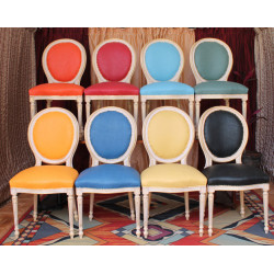 LOT 23 CHAISES MÉDAILLON MULTICOLORES EN STOCK - Bois doré et cérusé blanc - Simili cuir NON FEU M1 - PROMO -43%Lot de 23 chaises Médaillon Louis XVI multicolores réservé exclusivement aux professionnels.Prix promotionnel : 199€ TTC l’unité au lieu de 349€ TTC, soit 150€ de remise par chaise et environ 43% de réduction. Le prix normal comprend la chaise à 249€ TTC + l’option simili cuir NON FEU M1 à 100€ TTC.− Style : Louis XVI / Chaise Médaillon− Structure : hêtre 100% massif− Finition : feuille d’or patinée et cérusé blanc− Revêtement : simili cuir NON FEU M1 multicolore− Hauteur d’assise : 48/50 cm− Hauteur totale : 100/101 cm− Largeur d’assise : 48/50 cm− Quantité disponible : 23 chaises− Prix promotionnel : 199€ TTC− Prix normal : 349€ TTC− Remise : 150€ par chaise, soit environ 43%− Vente exclusivement aux professionnels− Vente aux particuliers non acceptée pour ce lot− Produit vendu sans garantie compte tenu de la remise exceptionnelle− Version renforcée disponible sur commande : 249€ TTC + 100€ TTC d’option simili cuir NON FEU M1, soit 349€ TTC l’unité− Commande minimum pour la version renforcée : 6 chaises