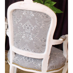 LOT 2 FAUTEUILS CABRIOLET - Bois Cérusé blancLa société Les Meubles DOBOIS vous propose ce lot de 2 fauteuils Cabriolet de style Louis XV, fabriqués dans nos ateliers en bois de hêtre 100 % massif.Finition cérusé blanc, volontairement poncée sur certaines parties afin de faire apparaître le bois de hêtre brut sous la finition et de donner au fauteuil un aspect légèrement vieilli.Assise de 45 cm de hauteur avec garniture traditionnelle réalisée à l’ancienne : crin, ressorts et sangles.Ce modèle peut également être fabriqué sur commande avec un large choix de tissus : velours, lin, coton, simili cuir ou cuir, ainsi que différentes finitions de bois.Livraison possible par nos soins, avec protection individuelle des fauteuils dans des couvertures et mousses de calage pendant le transport.