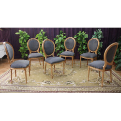 LOT 6 CHAISES MEDAILLON - Bois naturel - Alcantara grisLot de 6 chaises Médaillon en stock au prix promo de 199€ l’unité au lieu de 249€.Fabrication en hêtre 100% massif, avec vernis transparent naturel laissant apparaître le veinage et la teinte du bois.Chaises spacieuses et très confortables, parfaitement adaptées aux personnes grandes et/ou de forte corpulence.Hauteur d’assise : 50 cm Hauteur totale : 101 cmRevêtement gris type Alcantara, un simili cuir à l’aspect velours, très doux et chaleureux au toucher tout en restant résistant et facile d’entretien. Il associe ainsi le confort et la douceur du velours aux avantages pratiques du simili cuir face aux taches.
