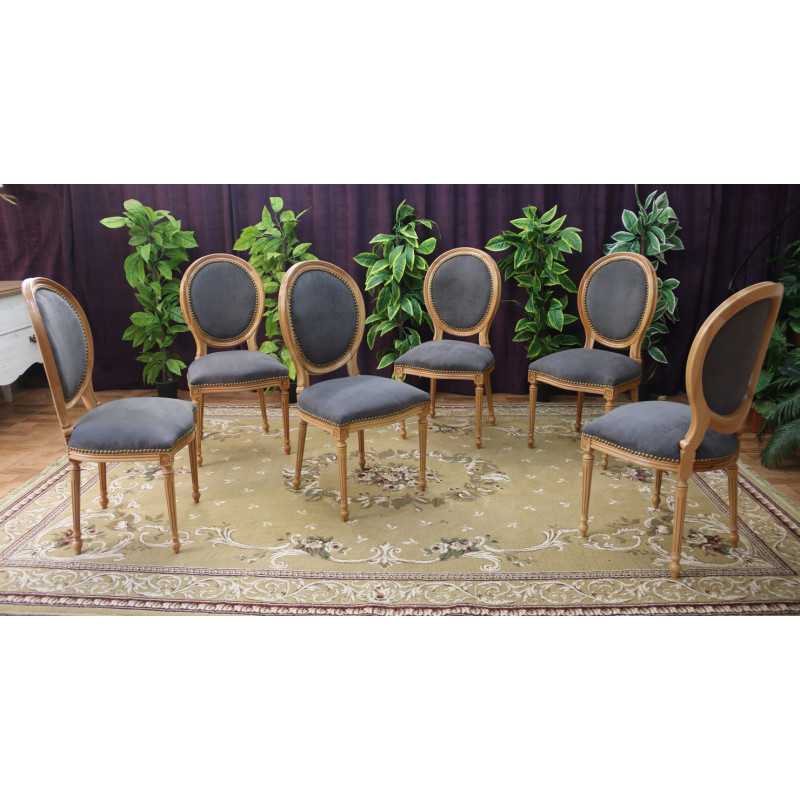 LOT 6 CHAISES MEDAILLON - Bois naturel - Alcantara grisLot de 6 chaises Médaillon en stock au prix promo de 199€ l’unité au lieu de 249€.Fabrication en hêtre 100% massif, avec vernis transparent naturel laissant apparaître le veinage et la teinte du bois.Chaises spacieuses et très confortables, parfaitement adaptées aux personnes grandes et/ou de forte corpulence.Hauteur d’assise : 50 cm Hauteur totale : 101 cmRevêtement gris type Alcantara, un simili cuir à l’aspect velours, très doux et chaleureux au toucher tout en restant résistant et facile d’entretien. Il associe ainsi le confort et la douceur du velours aux avantages pratiques du simili cuir face aux taches.