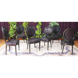 LOT 6 CHAISES MEDAILLON - Laque noir - Simili cuir et velours - "PROMO -20%"Lot 6 chaises Médaillon en stock au prix de 199€ TTC unitaire au lieu de 249€ TTC. Fabrication en bois de hêtre 100 % massif. Garniture de tapissier avec sangles, crin et ressorts. Chaises très confortables, adaptées aux gabarits grands et/ou forts, avec une hauteur d’assise de 50 cm et une hauteur totale de 101 cm.
