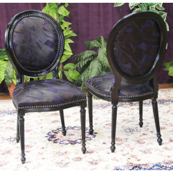 LOT 6 CHAISES MEDAILLON - Laque noir - Simili cuir et velours - "PROMO -20%"Lot 6 chaises Médaillon en stock au prix de 199€ TTC unitaire au lieu de 249€ TTC. Fabrication en bois de hêtre 100 % massif. Garniture de tapissier avec sangles, crin et ressorts. Chaises très confortables, adaptées aux gabarits grands et/ou forts, avec une hauteur d’assise de 50 cm et une hauteur totale de 101 cm.