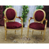 2 CHAISES MEDAILLON BAROQUE AVEC  ACCOUDOIRS - Bois feuille d'or et velours bordeaux