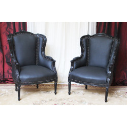 LOT 2 FAUTEUILS BERGÈRES 3 PANS DE STYLE LOUIS XVI OU DE STYLE BAROQUE - Laque noir et simili cuir noir