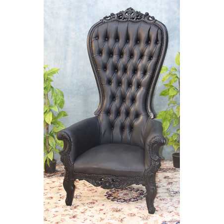 FAUTEUIL TRÔNE DE STYLE BAROQUE - Laque noir et Cuir noirMagnifique fauteuil trône de style baroque, spectaculaire par sa hauteur de près de 2 mètres.Ce fauteuil d’exception est fabriqué dans nos ateliers, en bois de hêtre massif laqué noir, avec une sculpture entièrement réalisée à la main. Son style baroque affirmé, ses grandes dimensions et ses détails sculptés en font une pièce majestueuse, idéale pour une décoration de caractère, une entrée, un salon, un hôtel, un restaurant, un shooting photo ou un événement.La garniture est réalisée de manière traditionnelle par un tapissier, avec crin, sangles et ressorts. Cette fabrication offre un confort ferme et durable, avec une excellente tenue dans le temps, contrairement aux garnitures en mousse qui peuvent s’affaisser au fil des années. Ce type de montage est conçu pour offrir une très longue durée de vie, pouvant dépasser 30 ans avec un usage adapté.L’assise est recouverte d’un simili cuir façon croco, tandis que le dossier est habillé d’un simili cuir gros grain, créant un contraste élégant et original.Un fauteuil trône baroque imposant, fabriqué avec soin, parfait pour ceux qui recherchent un meuble spectaculaire, solide, raffiné et artisanal.