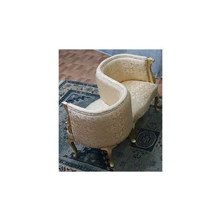 Fauteuil Confident 2 places de Style Louis XV - Bois doré et tissu crème et orFauteuil Confident 2 places avec des pieds Louis XV (disponible sur commande avec pieds Louis XVI ou Moderne). Fabrication en bois de hêtre 100 % massif. Garniture de tapissier avec sangles, crin et ressorts. Fauteuil très confortables, adaptées aux gabarits grands et/ou forts.