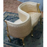 Fauteuil Confident 2 places de Style Louis XV - Bois doré et tissu crème et orFauteuil Confident 2 places avec des pieds Louis XV (disponible sur commande avec pieds Louis XVI ou Moderne). Fabrication en bois de hêtre 100 % massif. Garniture de tapissier avec sangles, crin et ressorts. Fauteuil très confortables, adaptées aux gabarits grands et/ou forts.