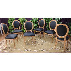 LOT 6 CHAISES MEDAILLON - Bois naturel - Simili cuir noir - "PROMO -20%"Lot 6 chaises Médaillon en stock au prix de 199€ TTC unitaire au lieu de 249€ TTC. Fabrication en bois de hêtre 100 % massif. Garniture de tapissier avec sangles, crin et ressorts. Chaises très confortables, adaptées aux gabarits grands et/ou forts, avec une hauteur d’assise de 50 cm et une hauteur totale de 101 cm.