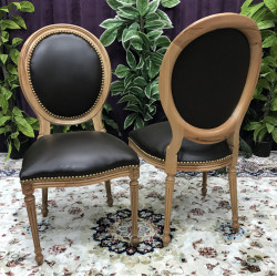 LOT 6 CHAISES MEDAILLON - Bois naturel - Simili cuir noir - "PROMO -20%"Lot 6 chaises Médaillon en stock au prix de 199€ TTC unitaire au lieu de 249€ TTC. Fabrication en bois de hêtre 100 % massif. Garniture de tapissier avec sangles, crin et ressorts. Chaises très confortables, adaptées aux gabarits grands et/ou forts, avec une hauteur d’assise de 50 cm et une hauteur totale de 101 cm.