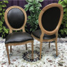 LOT 6 CHAISES MEDAILLON - Bois naturel - Simili cuir noir - "PROMO -20%"Lot 6 chaises Médaillon en stock au prix de 199€ TTC unitaire au lieu de 249€ TTC. Fabrication en bois de hêtre 100 % massif. Garniture de tapissier avec sangles, crin et ressorts. Chaises très confortables, adaptées aux gabarits grands et/ou forts, avec une hauteur d’assise de 50 cm et une hauteur totale de 101 cm.